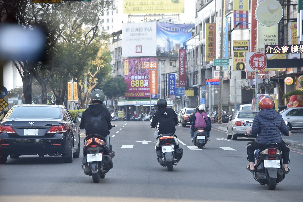 台中中清路上通勤的機車